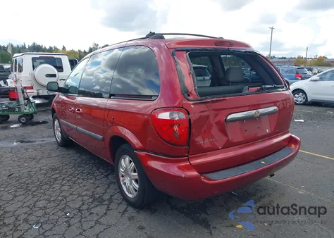 2005 Chrysler Town & Country z USA, uszkodzony, nr VIN 1C4GP45R05B370563